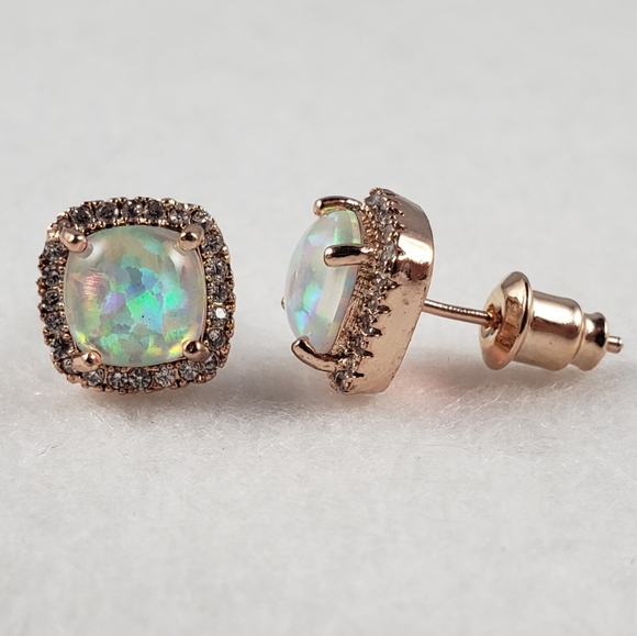 18k Cushion Cut Opal Studs